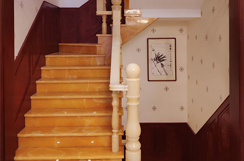 文圣中式别墅室内汉白玉石楼梯的定制安装装饰效果